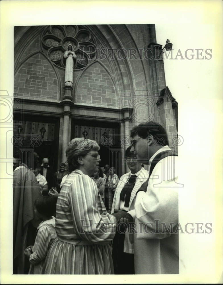 1987 Press Photo Reverend &amp; wife greet exiting church goers, Albany, New York - Historic Images