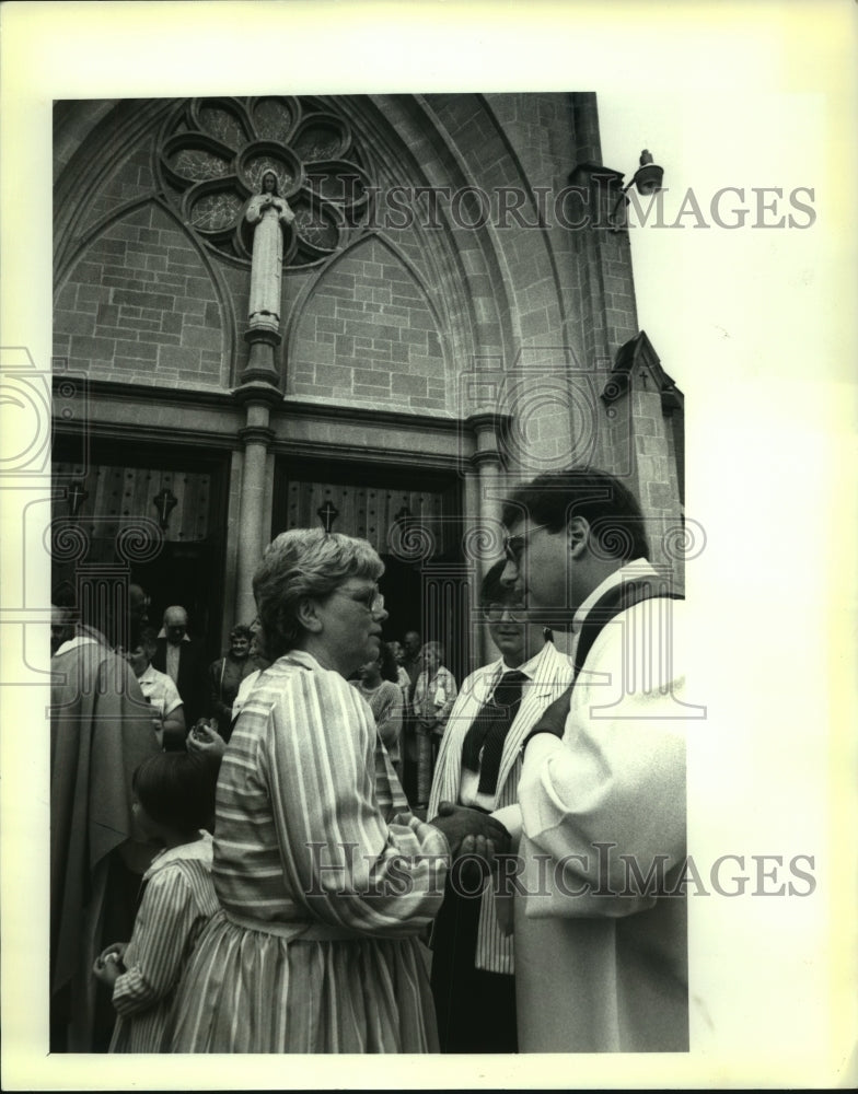 1987 Press Photo Reverend & wife greet exiting church goers, Albany, New York - Historic Images