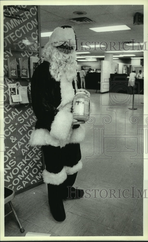 1990 Press Photo Eddie Hilton as Santa, Albany, NY Department of Motor Vehicles - Historic Images