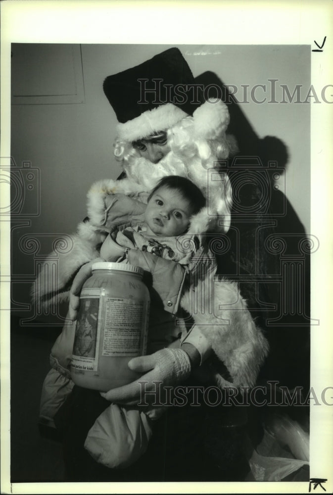 1993 Press Photo South End Santa Ed Hilton holds child in Albany, New York - Historic Images