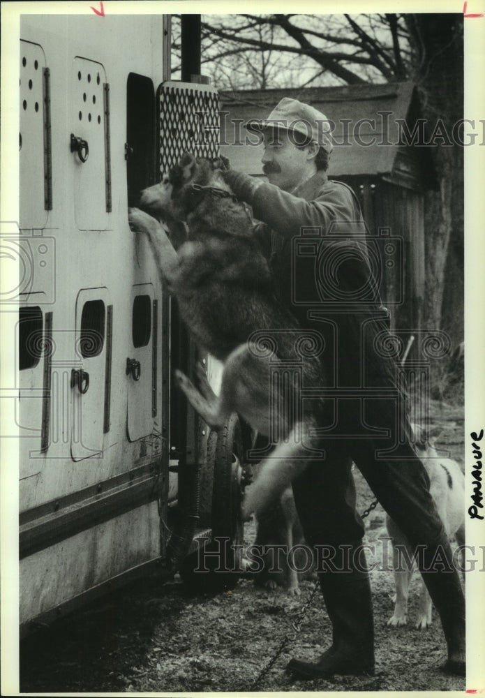 1992 Press Photo Dave Hickey, Animal Control officer, loads dog into vehicle - Historic Images