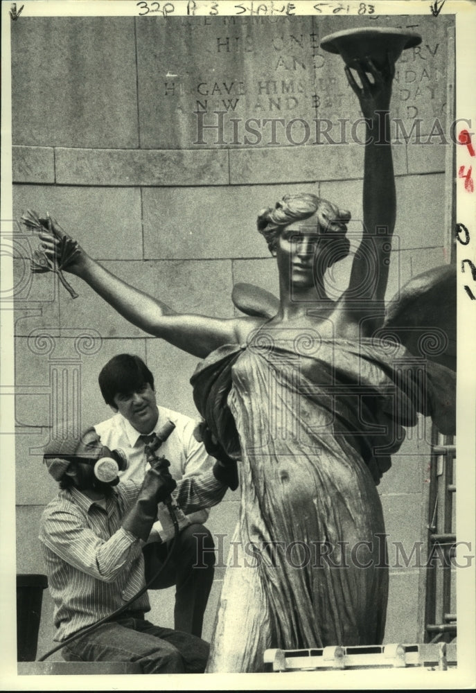 1983 Press Photo Saratoga, NY Public Works Commissioner watches statue cleaning - Historic Images
