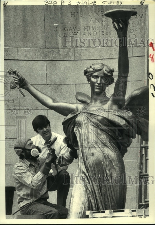1983 Press Photo Saratoga, NY Public Works Commissioner watches statue cleaning - Historic Images