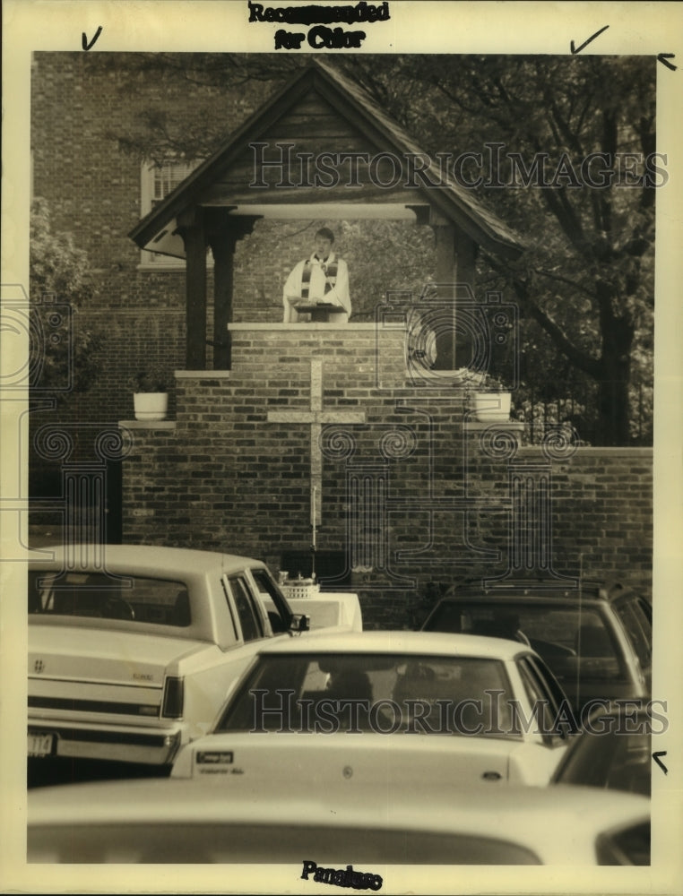 1992 Albany, NY Reverend Mast delivers sermon to churchgoers in cars - Historic Images