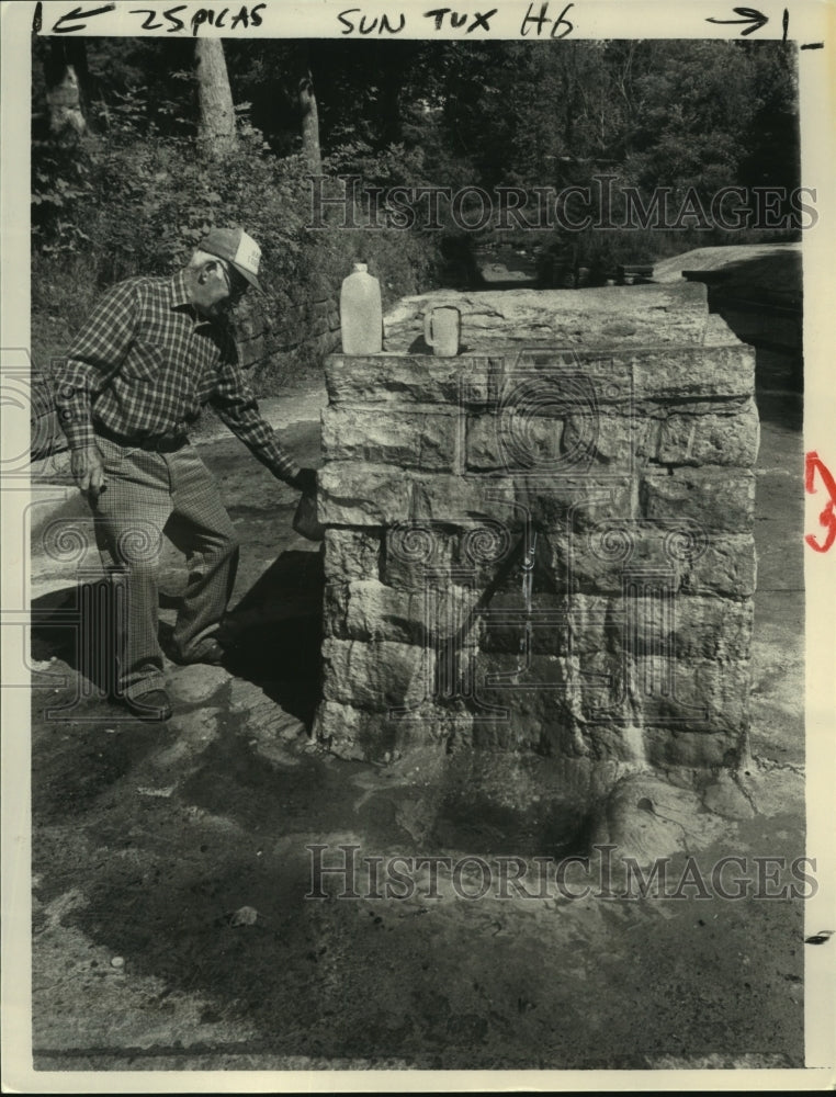 1985 Press Photo Albert Nowhitney gets water at Saratoga State Park spring, NY - Historic Images