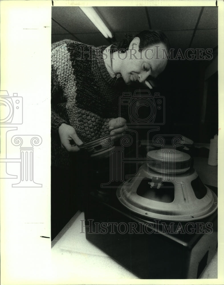 1991 Press Photo Glenn Brown assembling speakers in Scotia, New York - tua04638 - Historic Images