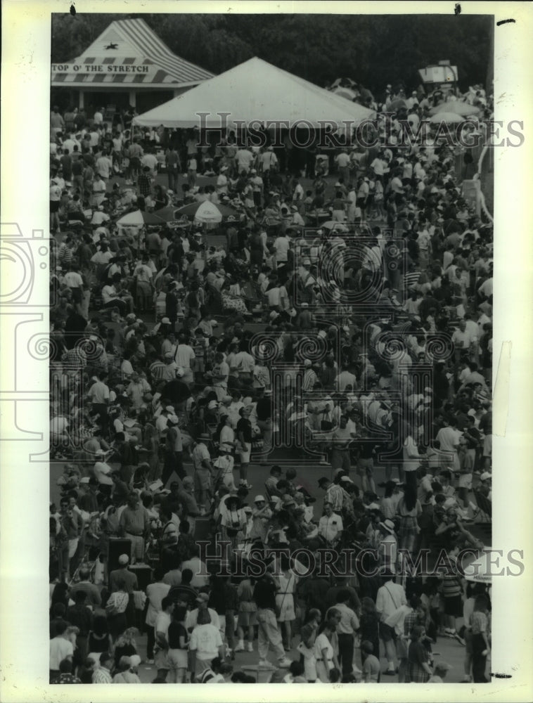 1994 Press Photo Travers Day crowd at Saratoga Race Course in New York - Historic Images