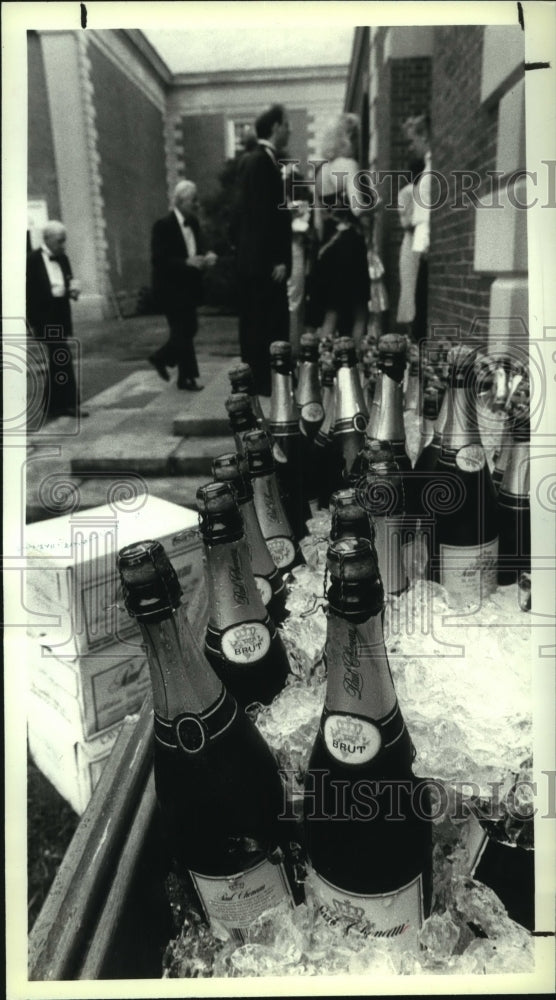 1990 Press Photo Champagne on ice at Saratoga Performing Arts Center, New York - Historic Images
