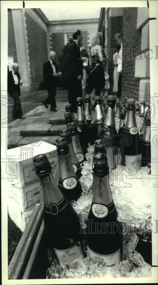 1990 Press Photo Champagne on ice at Saratoga Performing Arts Center, New York - Historic Images