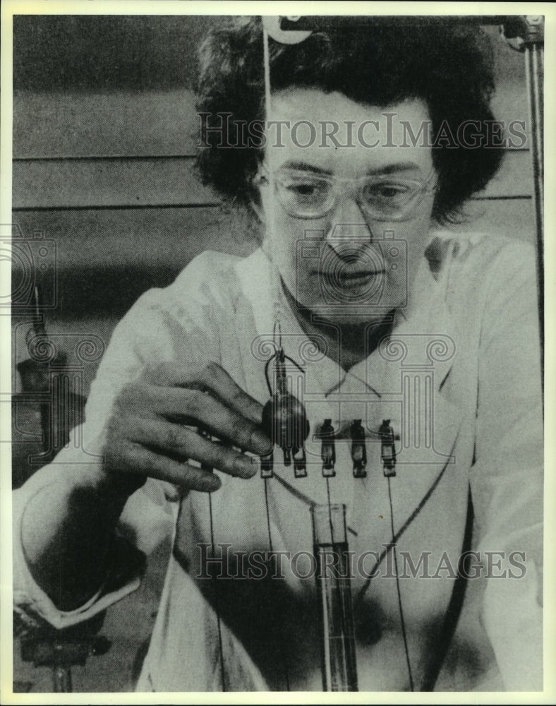 Press Photo General Electric chemist Edith M. Boldebuck woking in laboratory - Historic Images