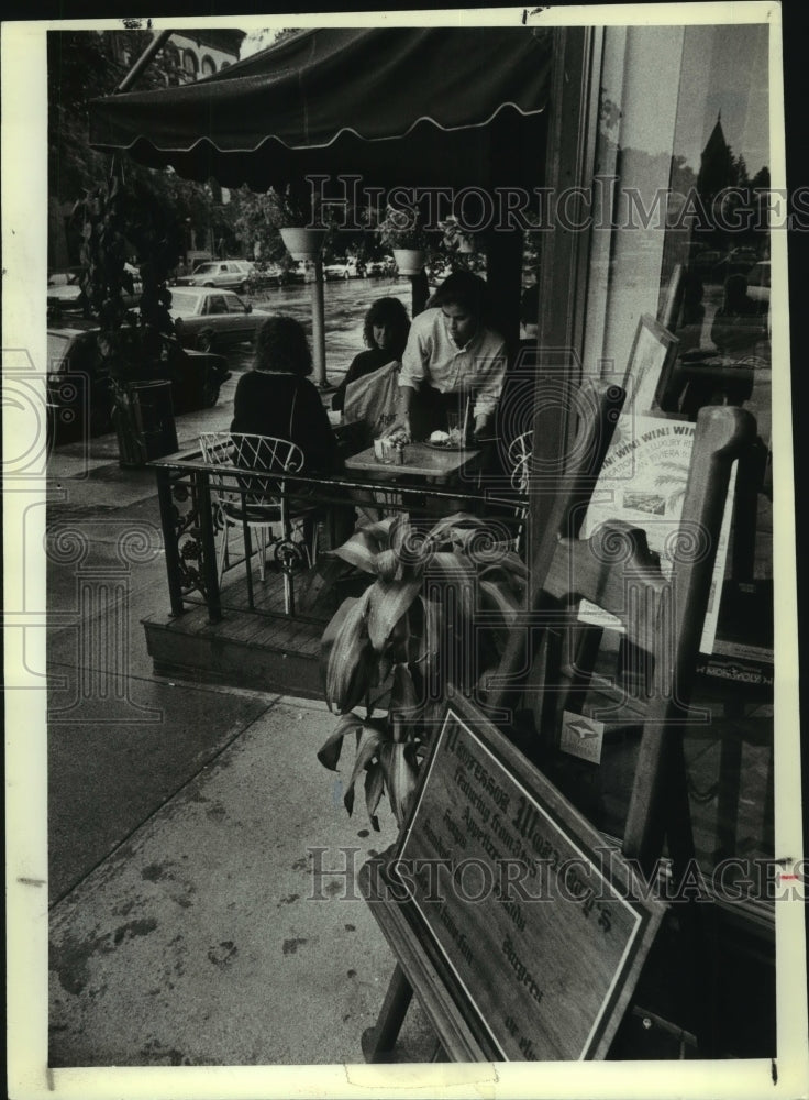 1989 Press Photo Al fresco dining at Professor Moriarty's in Saratoga, New York - Historic Images