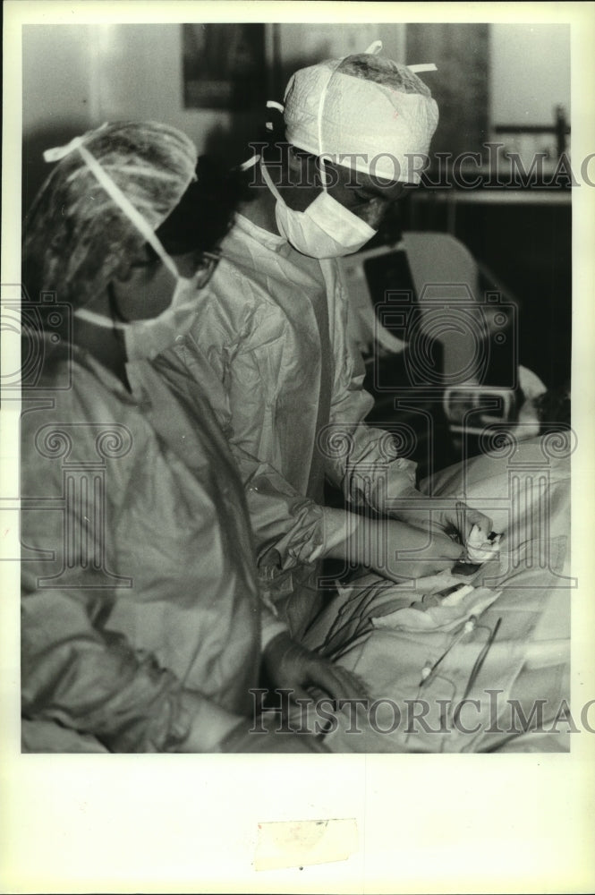 1991 Press Photo Medical staff, St. Peter&#39;s Hospital operating room, Albany, NY - Historic Images