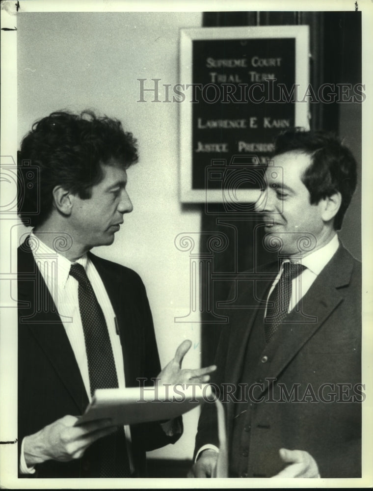 1988 Press Photo Attorneys confer in hallway at Albany, New York County Court - Historic Images