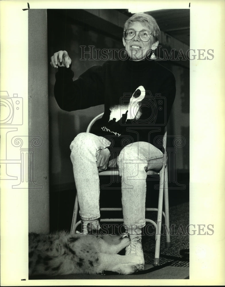 1991 Press Photo Karen Greenman, Latham, New York, with her puppy Chelsea - Historic Images