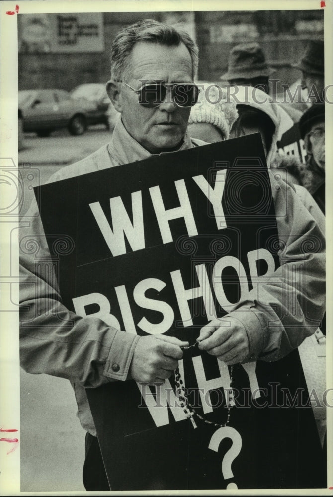 1988 Press Photo John Croker at Mary Hunt protest outside Schenectady, NY church - Historic Images