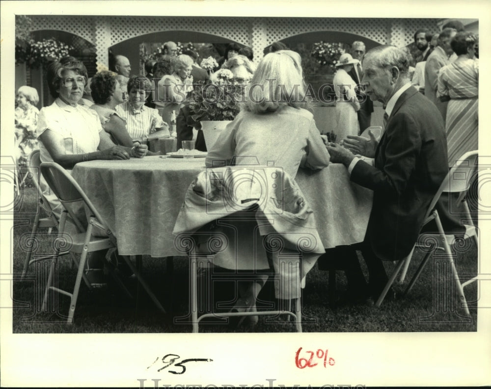 1983 Press Photo Mr. &amp; Mrs. C.V. Whitney host party at Saratoga, New York home - Historic Images