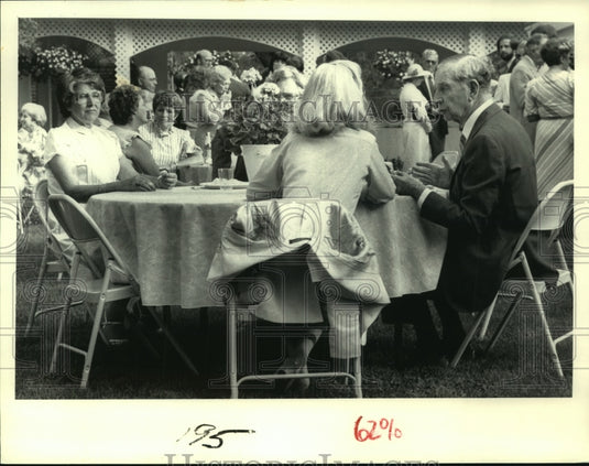 1983 Press Photo Mr. & Mrs. C.V. Whitney host party at Saratoga, New York home - Historic Images