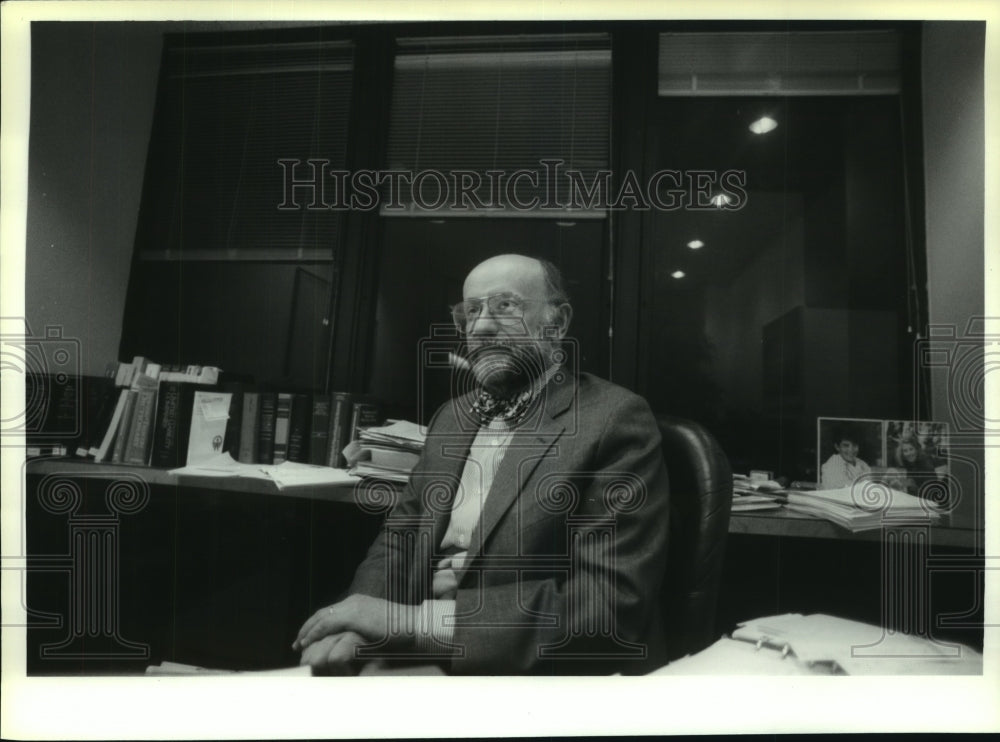 1994 Press Photo Albany, New York attorney Michael Whiteman in his office - Historic Images