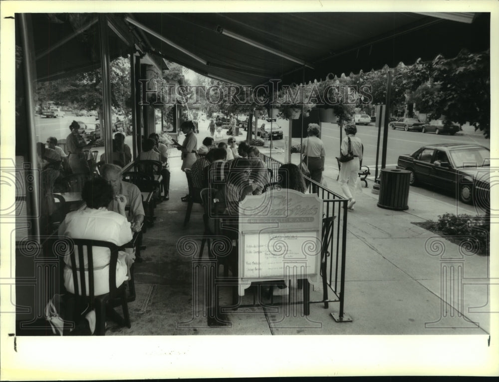 1994 Press Photo Outdoor cafe at Wheatfields restaurant in Saratoga, New York - Historic Images