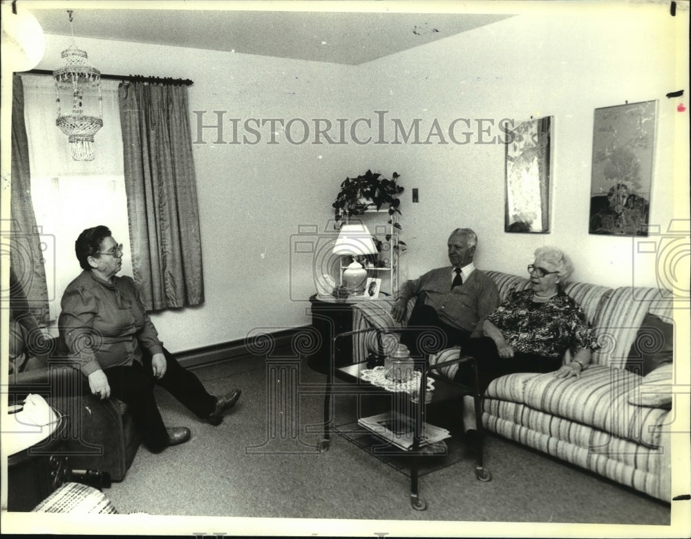 1990 Press Photo Residents of St. Jude Aparatments in North Greenbush, New York - Historic Images
