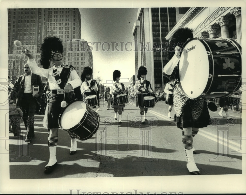 1985 Press Photo Schenectady, NY Pipe Band marches in St. Patrick&#39;s Day parade - Historic Images