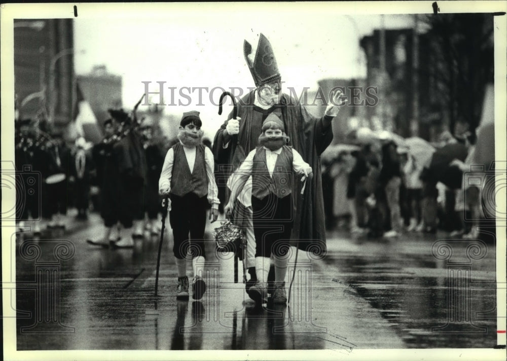 1990 Press Photo Chris Pigott marches in St. Patrick's Day parade as St. Patrick - Historic Images