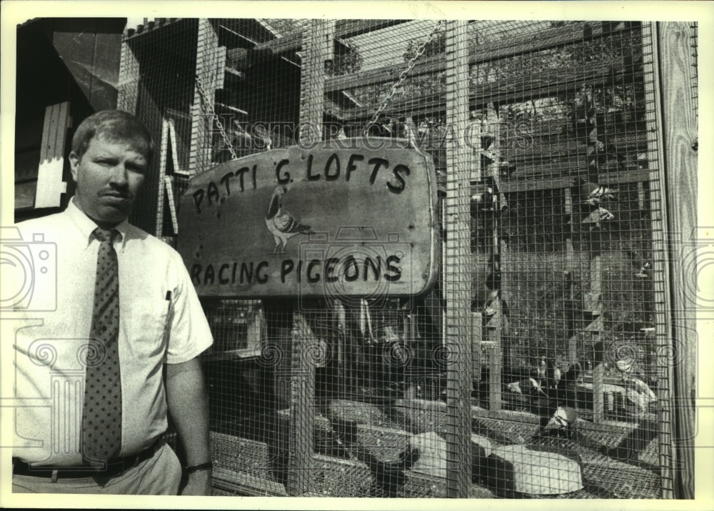 1990 Press Photo Frank Greenhall outside his Schaghticoke, New York pigeon coop - Historic Images