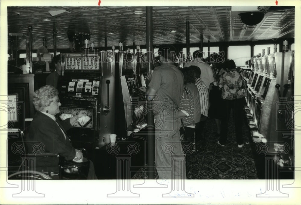 1994 Press Photo Gamblers try their luck on a casino&#39;s slot machines - tua04886 - Historic Images