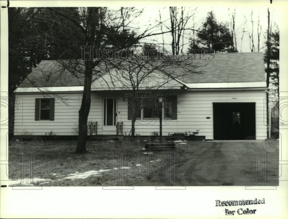 1992 Press Photo Home on Pine Knob Drive in Guilderland, New York - tua04902 - Historic Images