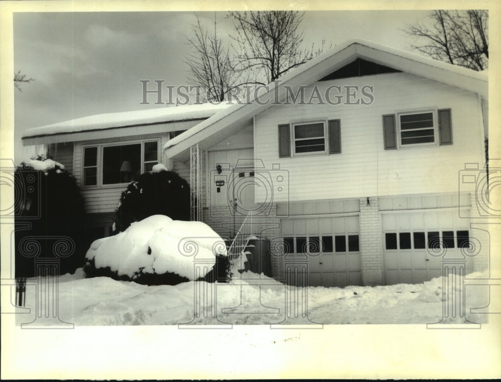 1993 Press Photo Home on Patroon Place in Colonie, New York - tua04908 - Historic Images
