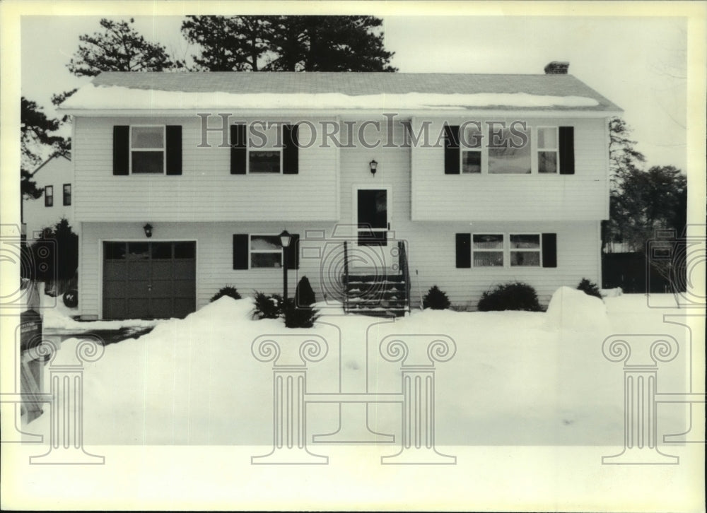 1993 Press Photo Home on Hawthorne Circle in Albany, New York - tua04911 - Historic Images