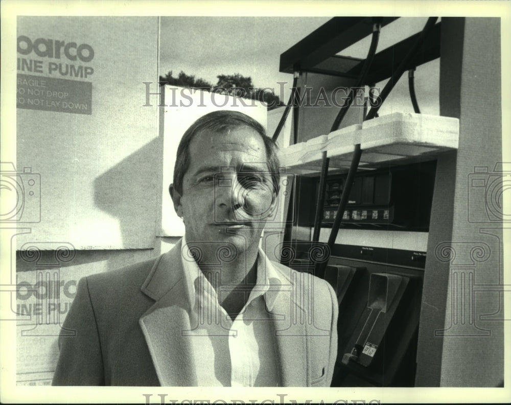 1988 Press Photo Gordon Noel with new gas pumps, Anderson Equipment, Rensselaer - Historic Images