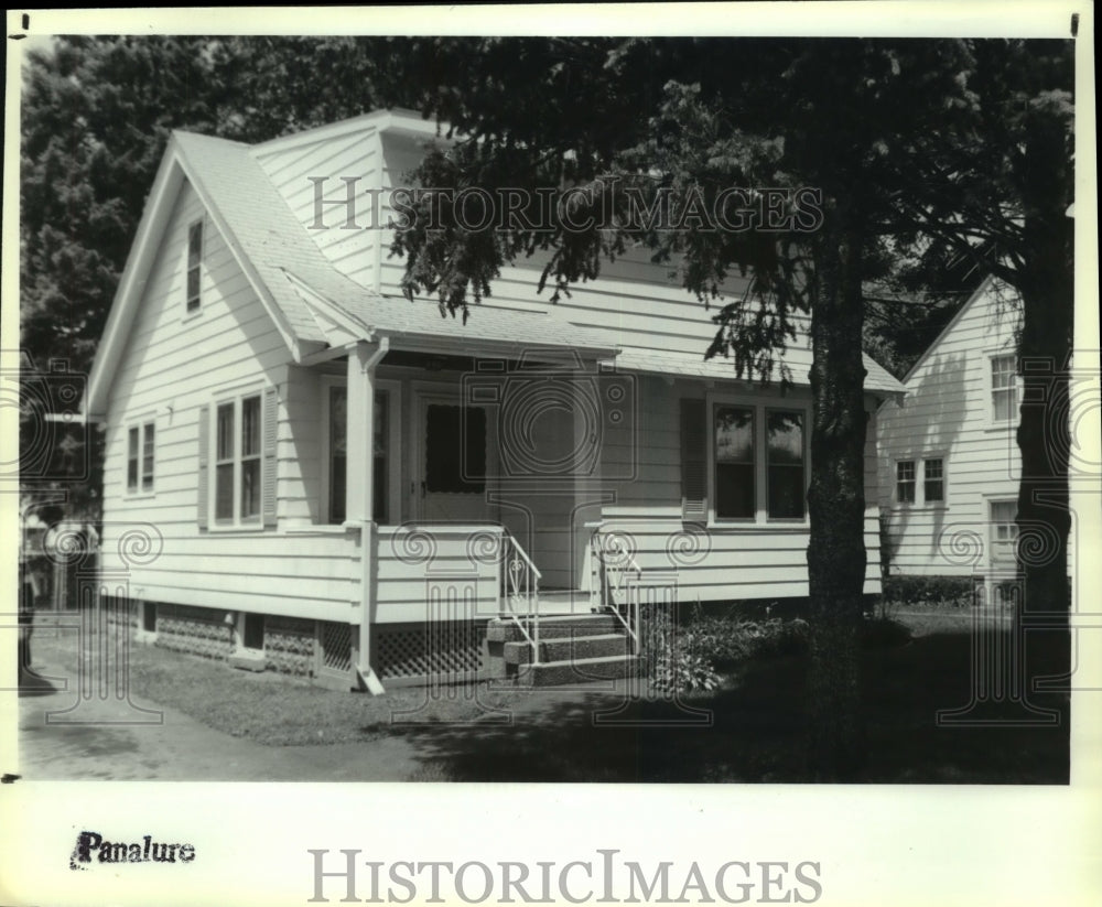 1992 Press Photo House at 1042 Vincent Road, Rotterdam for sale - tua04935 - Historic Images