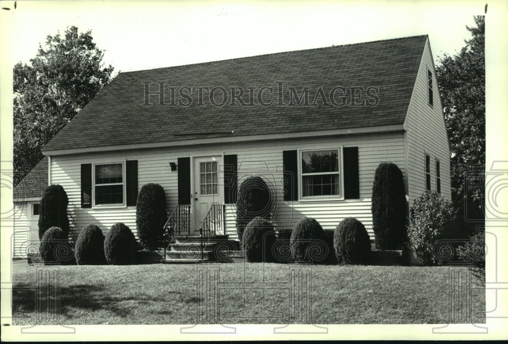 1992 Press Photo 4 Barber Drive East Greenbush, house for sale - tua04937 - Historic Images