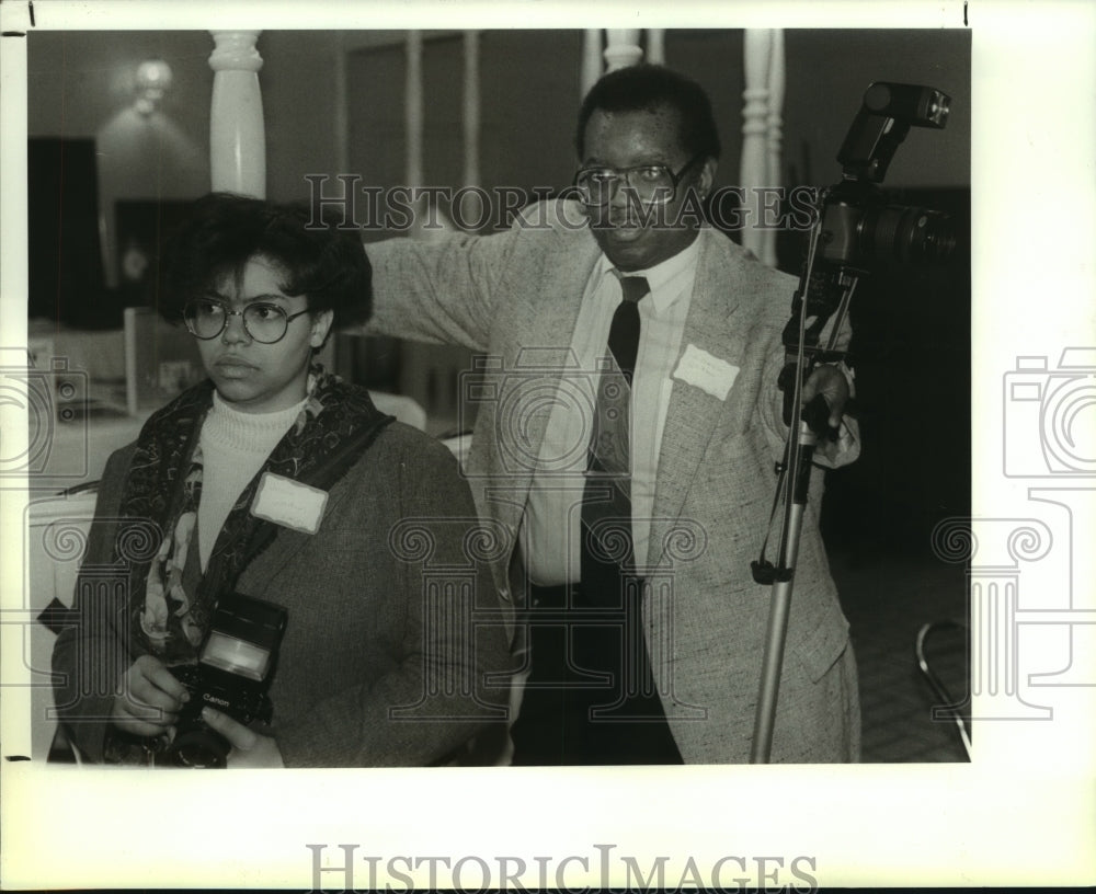 1989 Press Photo Empire State Plaza, &quot;Armless&quot; photographer with daughter - Historic Images