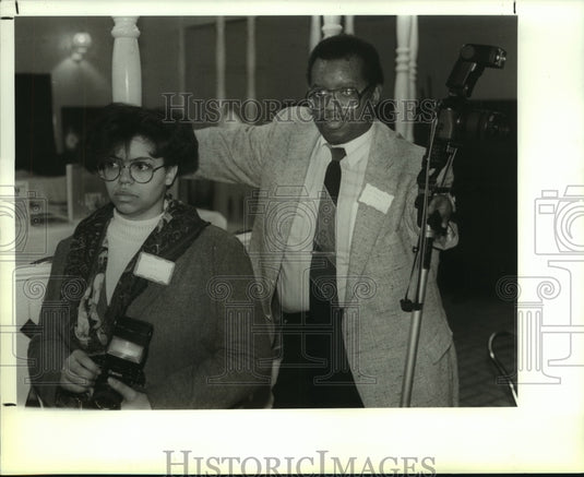 1989 Press Photo Empire State Plaza, "Armless" photographer with daughter - Historic Images