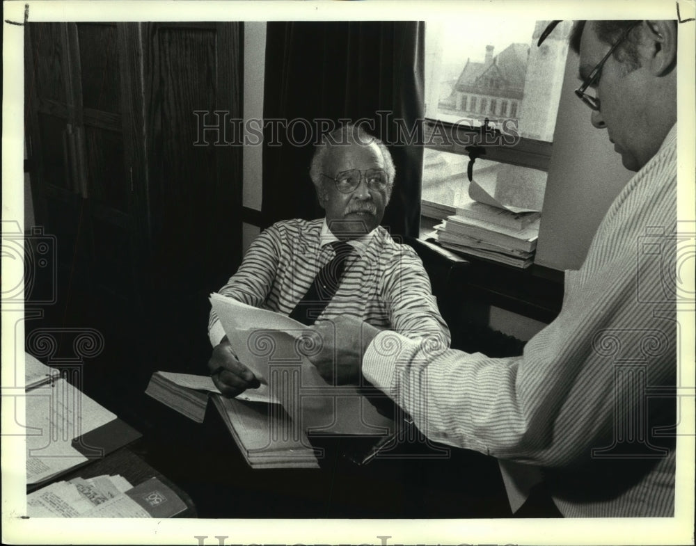 1989 Press Photo State Senator Joseph Galiber gives aid to Skip Preddice - Historic Images