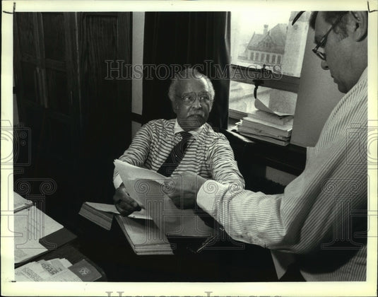 1989 Press Photo State Senator Joseph Galiber gives aid to Skip Preddice - Historic Images