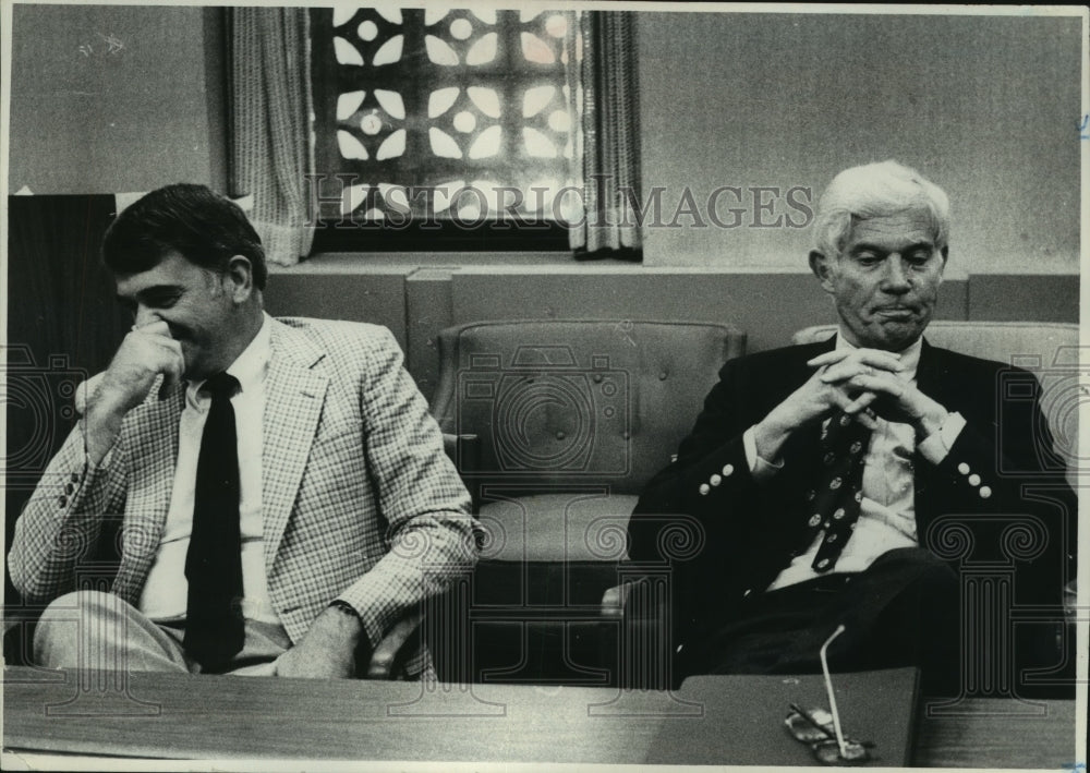1980 Press Photo Roger Grier with presidential candidate John Anderson - Historic Images