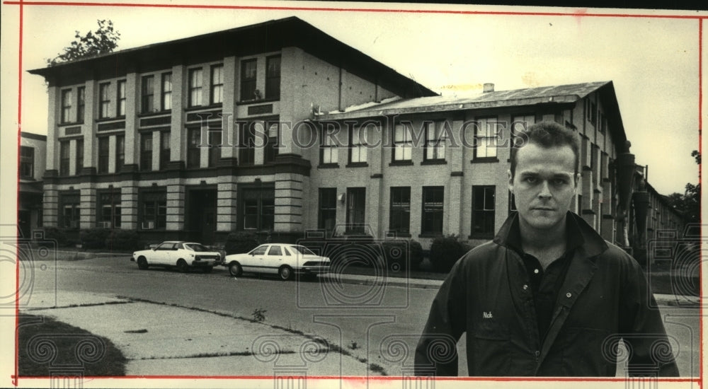 1986 Press Photo Nick Carter outside former mill in Saratoga Springs, New York - Historic Images