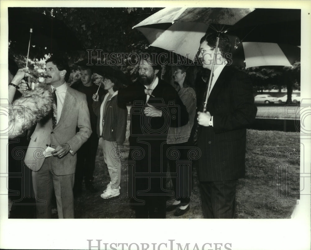 1994 Press Photo Church congregation shelter themselves from rain in Albany, NY - Historic Images