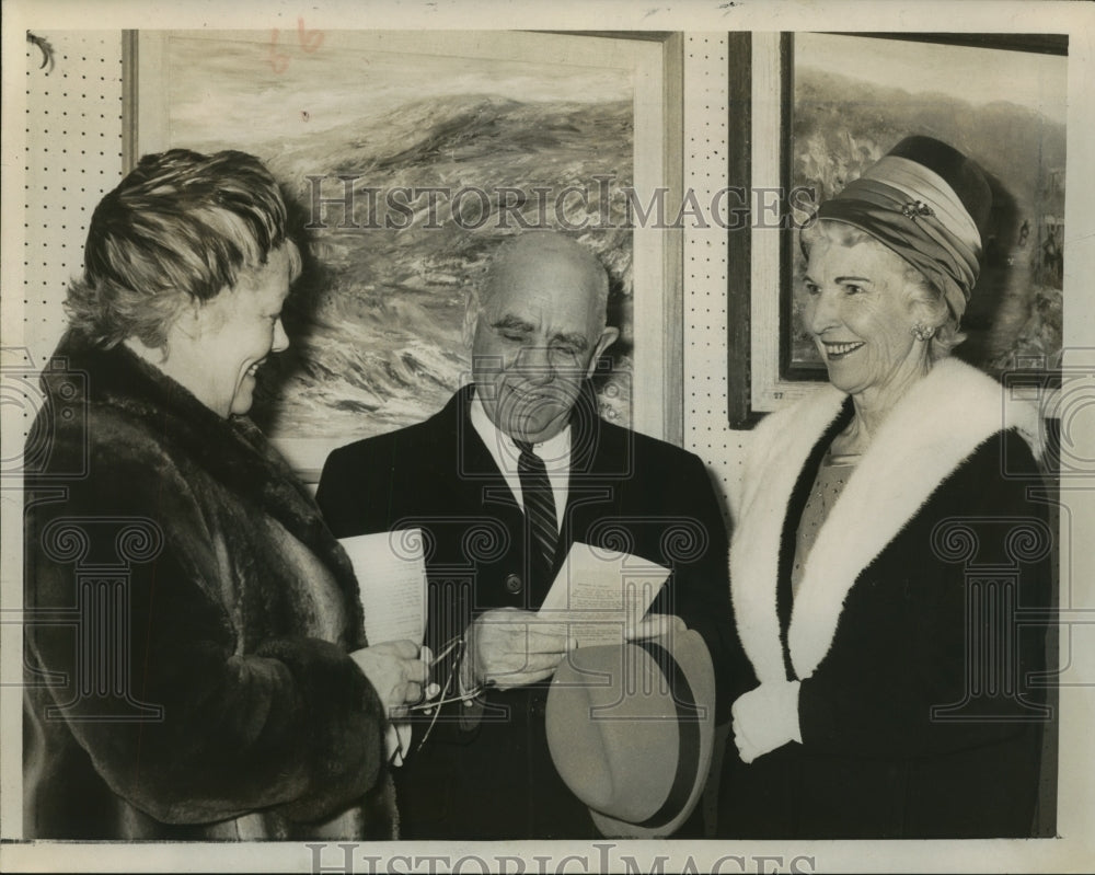 1963 Press Photo Aesthetes admire new painting in Troy, New York art gallery-Historic Images
