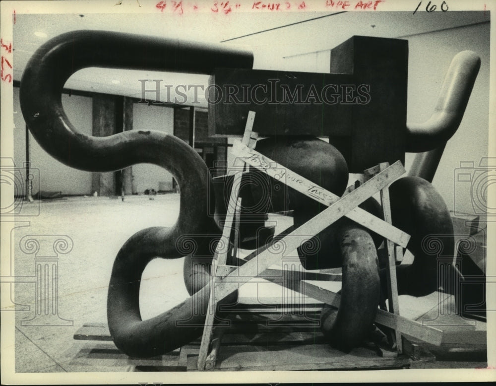 1975 Press Photo Sculpture being unpacked on South Mall in Albany, New York-Historic Images