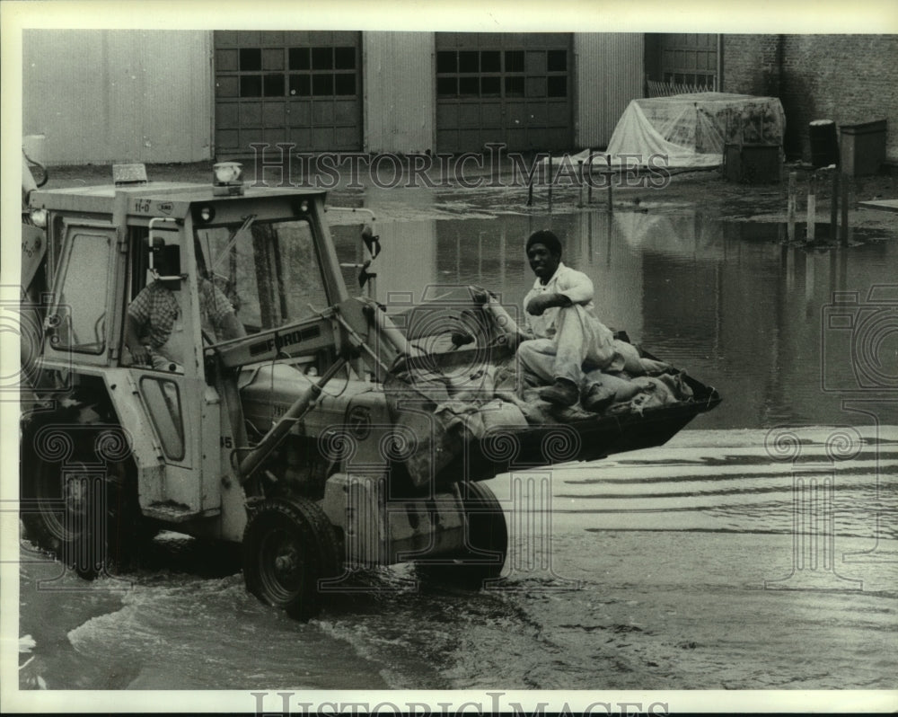 1984 Press Photo Great Meadows inmate sand bag detail working in Whitehall, NY - Historic Images