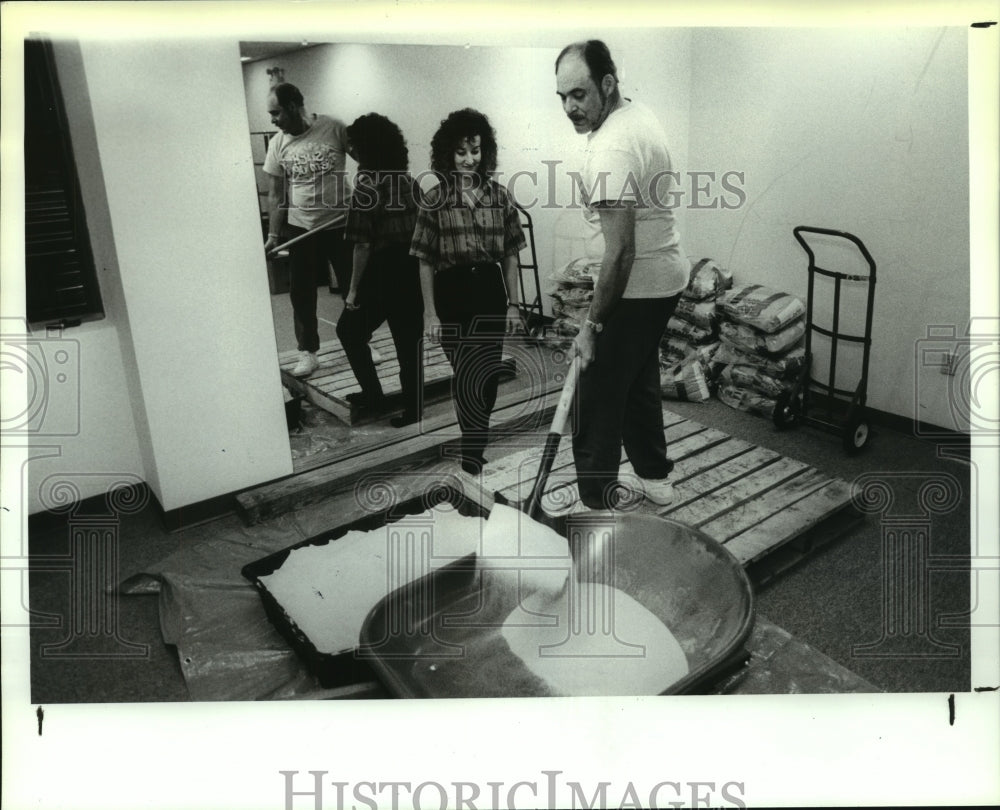 1990 Press Photo Anita Gerace assesses work done by client in Albany, New York - Historic Images