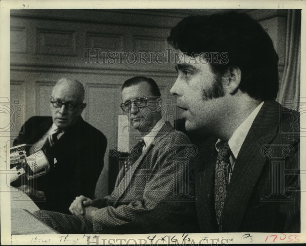 1975 Press Photo New York politicians hold press conference in Albany-Historic Images