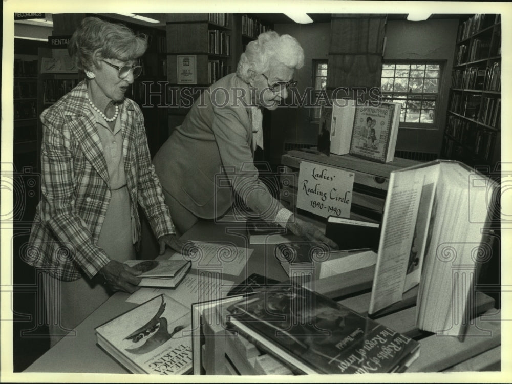 1990 Press Photo Saratoga Ladies Literary Circle members at Saratoga, NY library - Historic Images