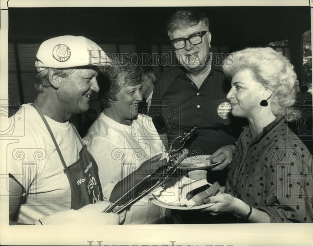 1988 Press Photo Saratoga County, NY democrats at Saratoga State Park barbecue - Historic Images