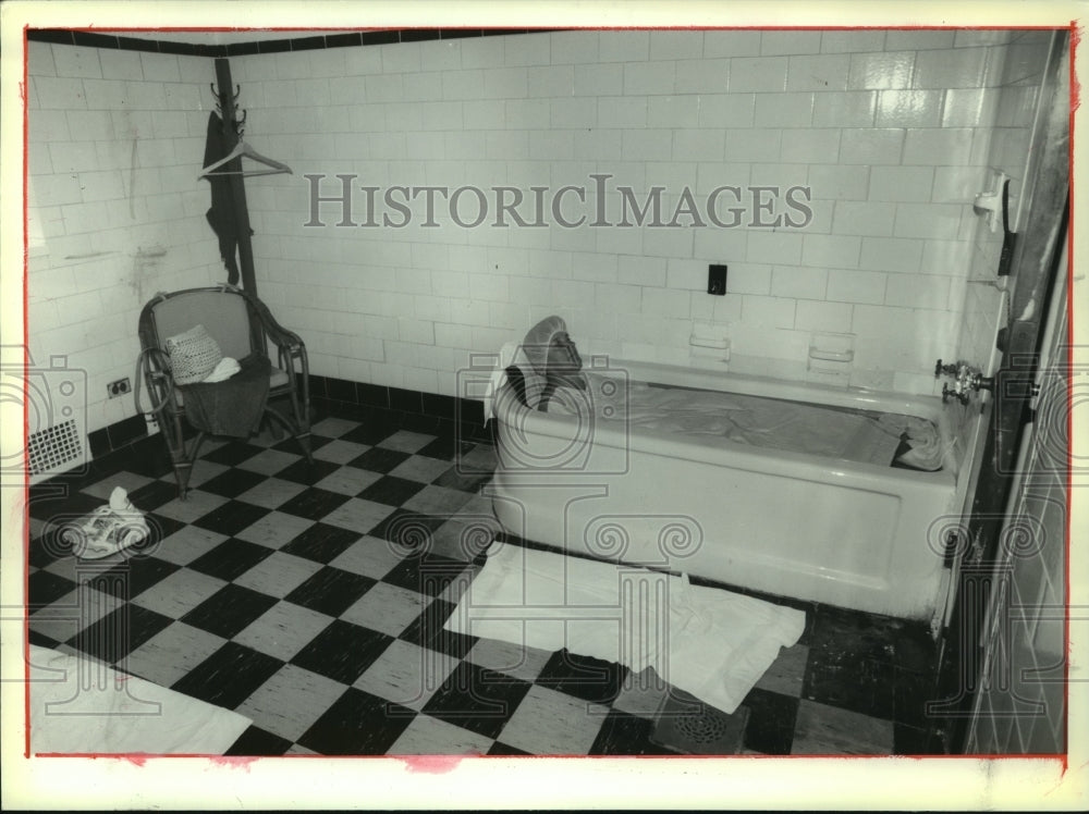 1993 Patron soaking at NY Saratoga Spa State Park Roosevelt Baths - Historic Images
