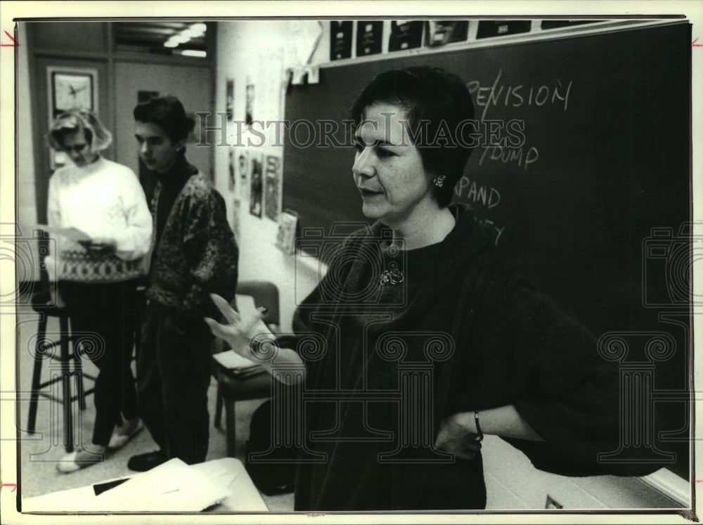 1991 Press Photo Author Diane Gallo visits Saratoga, New York Junior High School - Historic Images